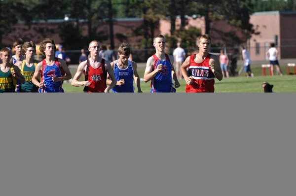 Adolescentes chicos corriendo en una larga distancia High School secundaria pista conocer raza — Foto de Stock