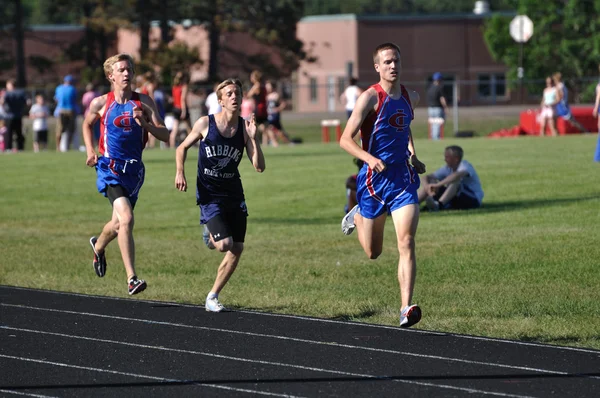 Teen Boys Running in a Long Distance High School Track Meet Race — Stock Photo, Image