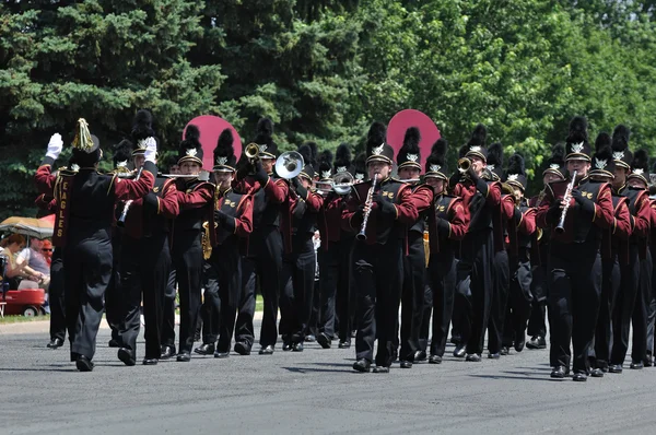 Dover-Eyota High School banda marchando realizando em um desfile — Fotografia de Stock