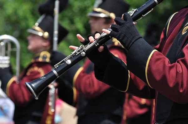 Dover-eyota middelbare school marching band performer klarinet spelen in parade — Stockfoto