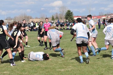 Bir kadın Koleji Rugby maçında topu ile çalışan oyuncu