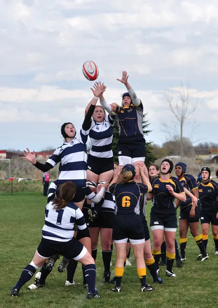 Una alineación en un partido de rugby de la universidad femenina — Foto de Stock