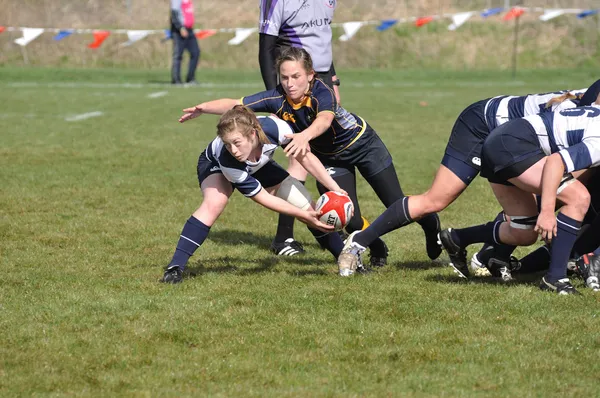 Jogador prestes a passar a bola depois de um Scrum em uma mulher — Fotografia de Stock