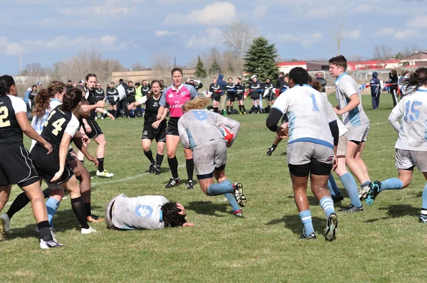 Jugador corriendo con la pelota en un partido de rugby femenino universitario — Foto de Stock