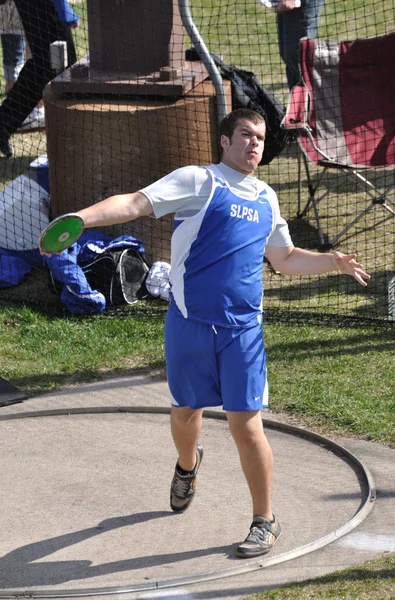 Teen Boy Throwing the Discus at a High School Track and Field Meet — Stock Photo, Image