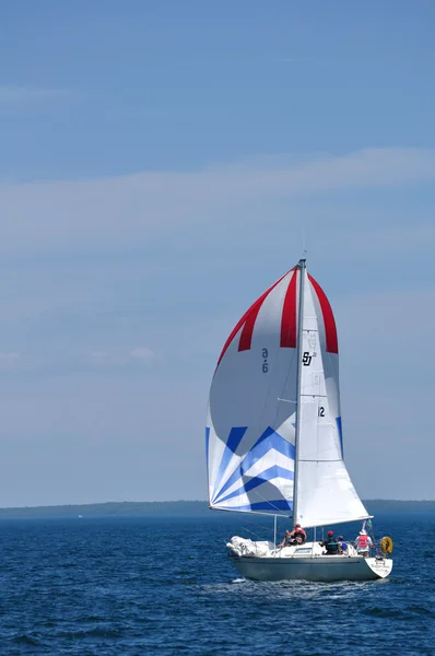 Plachetnice s barevnými Łebsko plachtu na letní den — Stock fotografie