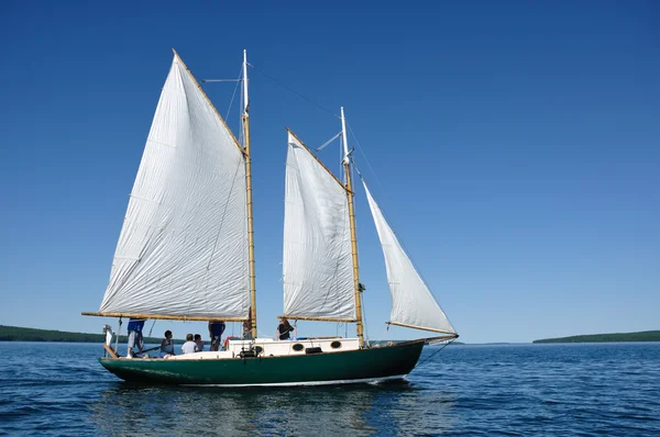 Škuner plachetnice plachtění na jezeře superior apoštol ostrovy — Stock fotografie