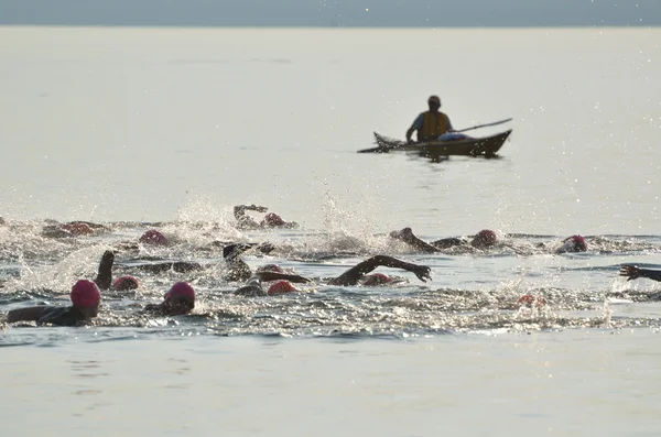 Início de uma corrida de natação em águas abertas para mulheres — Fotografia de Stock