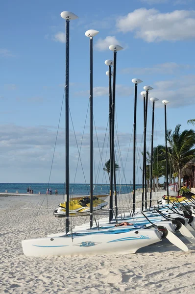 Hobie cat segelbåtar på en tropisk strand — Stockfoto