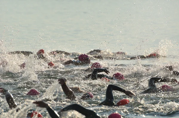 Tävlar i öppet vatten simma ras — Stockfoto