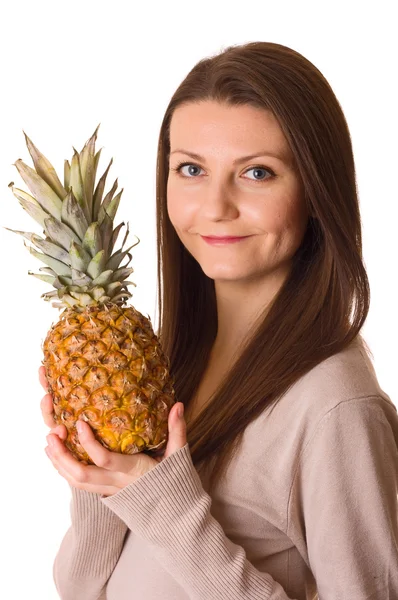 Frau hält Ananas in der Hand — Stockfoto