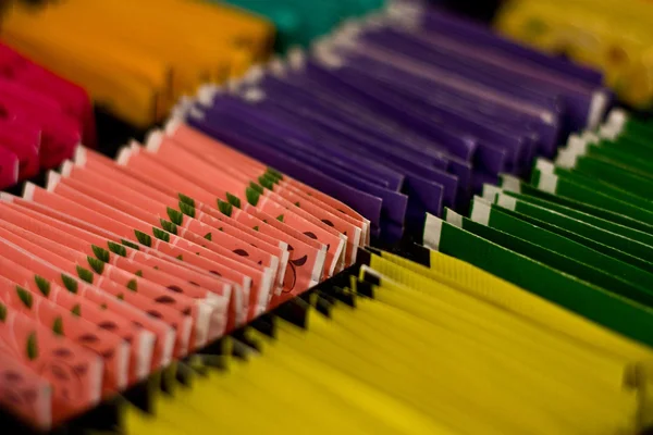 O selecție de pachete de ceai colorate într-o cutie de prezentare . — Fotografie, imagine de stoc