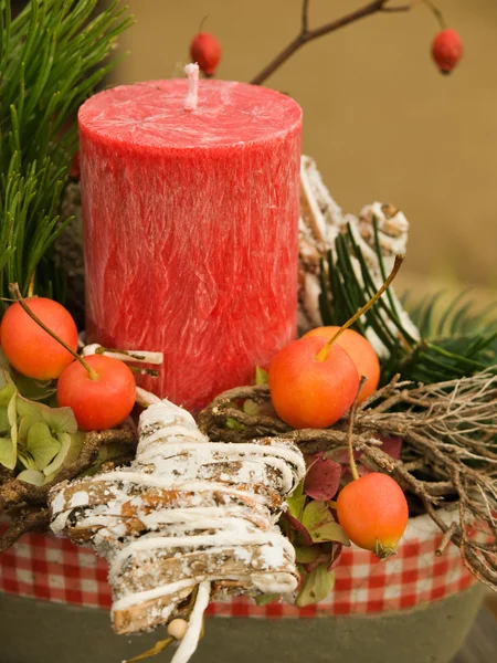 Naturlig juleordning med stearinlys – stockfoto