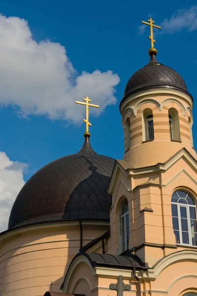 Золотые кресты на православной церкви — стоковое фото