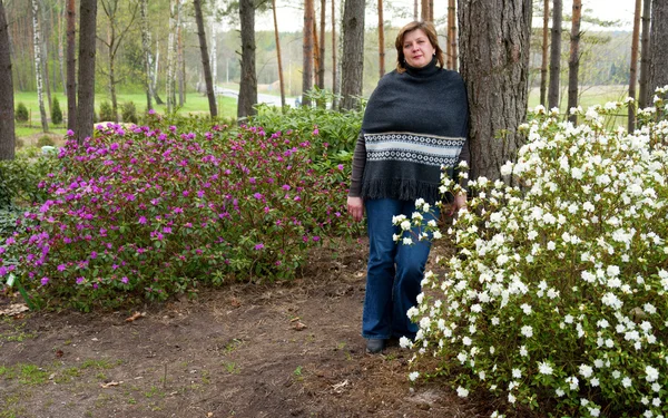 Žena a rododendrony — Stock fotografie