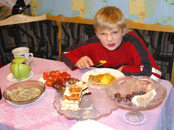 少年は昼食を食べる — ストック写真
