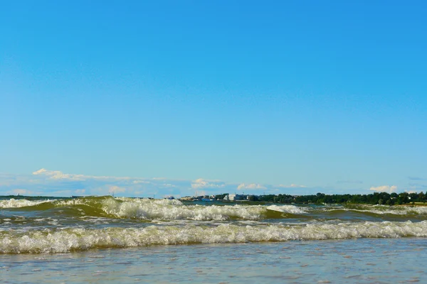 Vlny na pobřeží moře — Stock fotografie