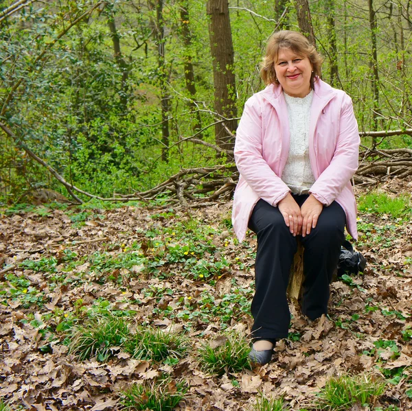 Medelålders kvinna i en park — Stockfoto