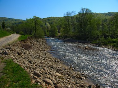 nehir bir dağa vadide