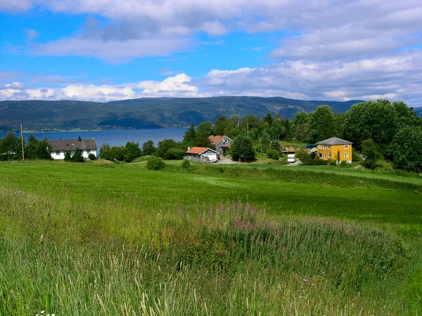 Casas nas montanhas norwegian — Fotografia de Stock