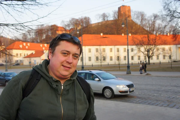Młody człowiek podróży turystycznych w Wilnie — Zdjęcie stockowe
