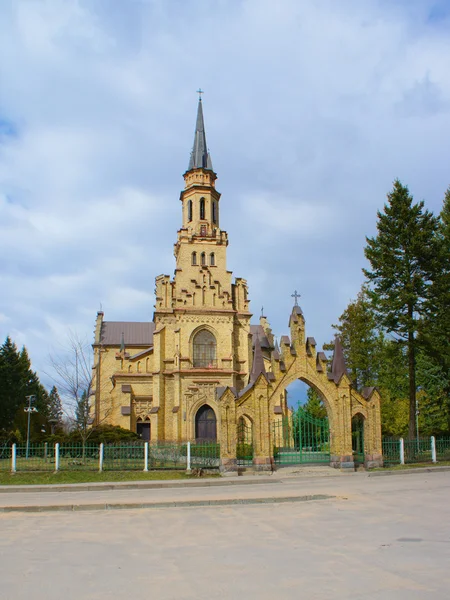 Katolikus templom, gyönyörű helyen — Stock Fotó