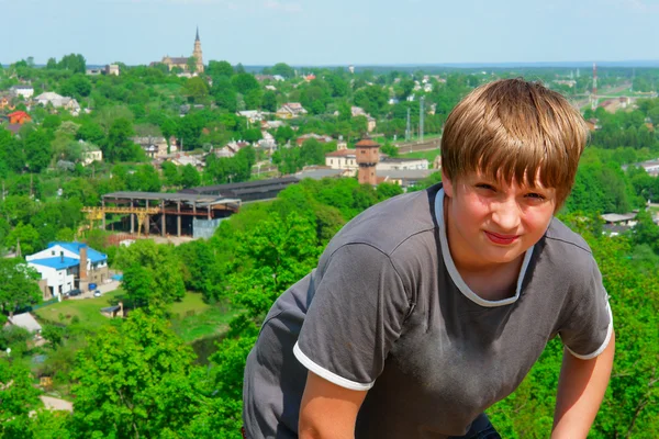 都市の背景に少年のポートレート — ストック写真