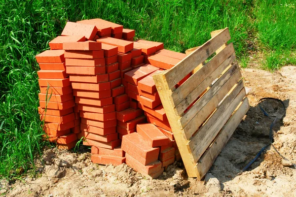 Red bricks on a pallet — Stock Photo, Image