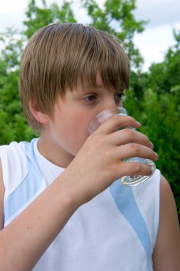 genç çocuk içecekler bardak sudan