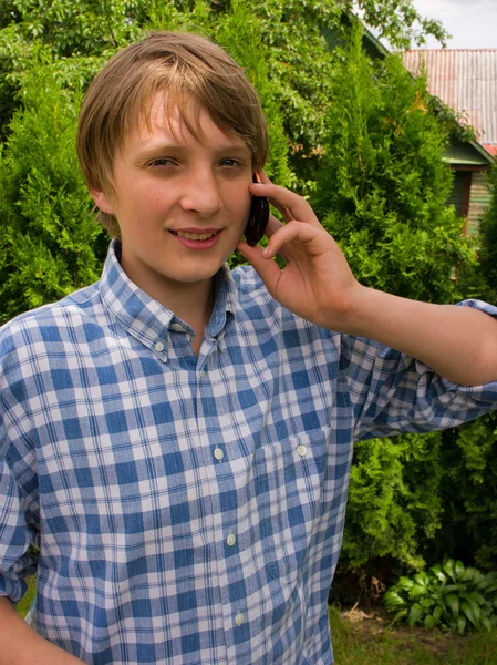Подросток разговаривает по телефону — стоковое фото