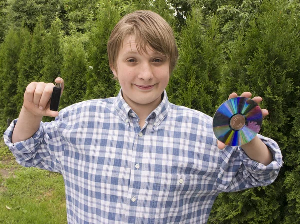 Teenager und Flash-Laufwerk und DVD — Stockfoto