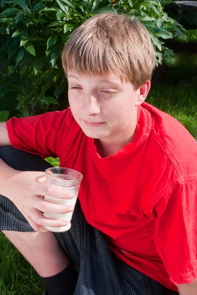 Хлопець п'є молоко — стокове фото