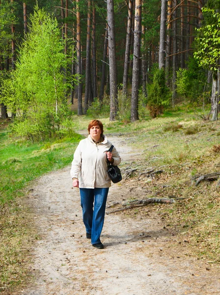 Donna di mezza età nel parco autunnale — Foto Stock