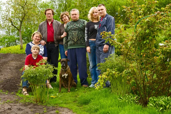 Familjeporträtt och hund utomhus — Stockfoto
