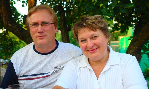 Portræt af par udendørs - Stock-foto