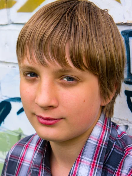 Portret przystojny młody chłopak — Zdjęcie stockowe