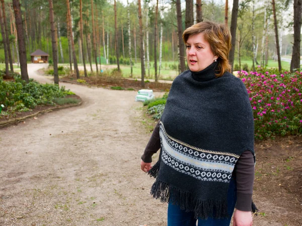 Frau mittleren Alters in einem Park — Stockfoto