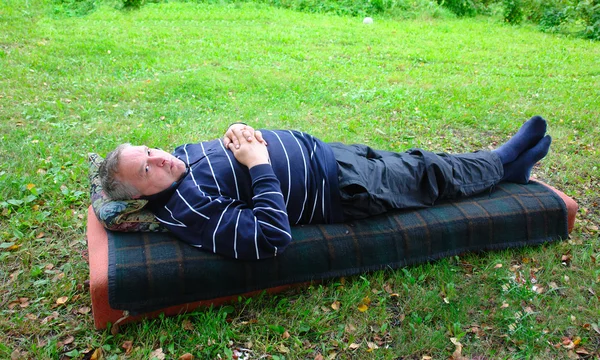 Un homme est allongé sur un matelas — Photo