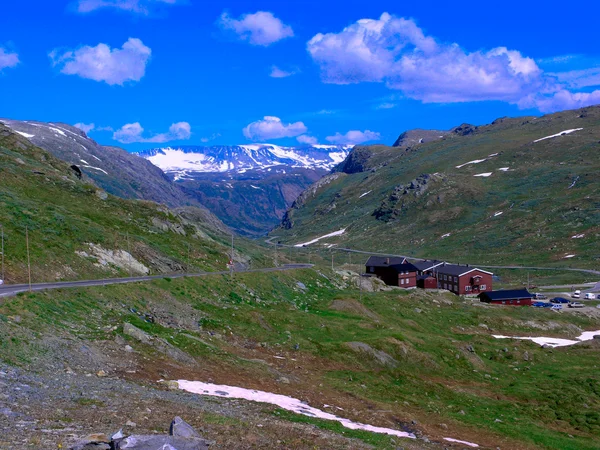 Huis bij de Noorse bergen — Stockfoto