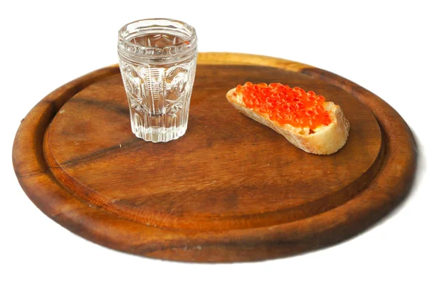 Sandwiches con caviar rojo y vaso de vodka — Foto de Stock