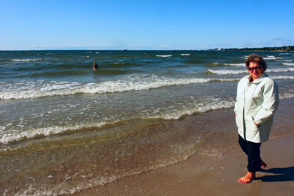 Donna matura sulla spiaggia del Mar Baltico — Foto Stock