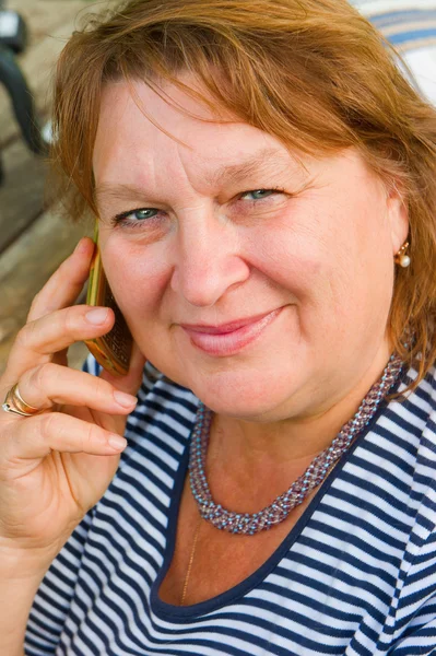Medelålders kvinna prata i telefon — Stockfoto