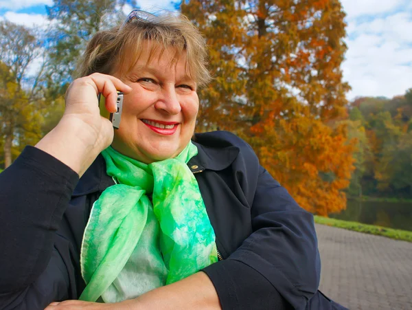 Középkorú nő beszél a telefonon — Stock Fotó