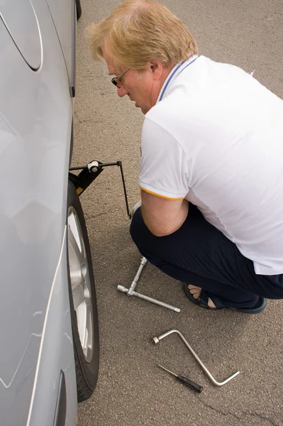 Changing the wheel on a car — Stock Photo, Image