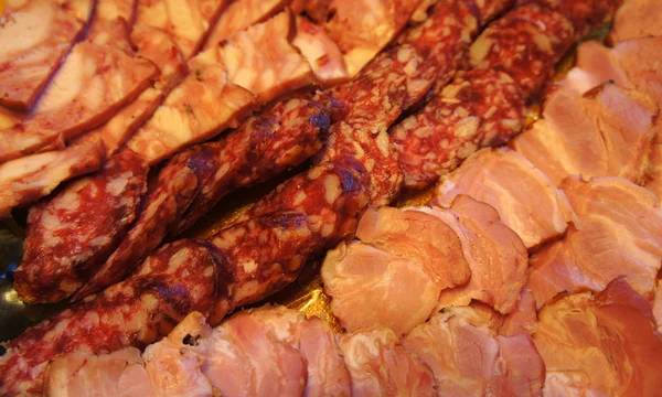 Мясо и колбаса — стоковое фото