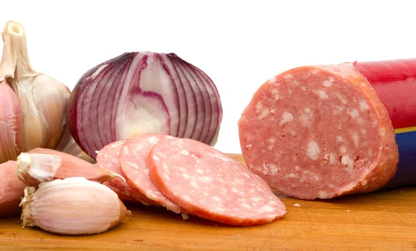 Salsiccia affettata con cipolla e aglio — Foto Stock