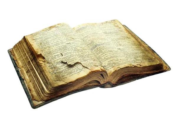 Очень старая открытая библия — стоковое фото