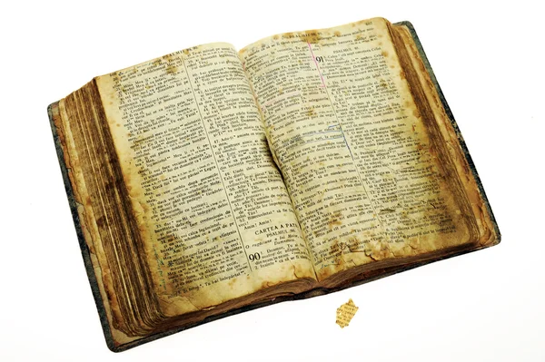 Bardzo stary otwartej Biblii — Zdjęcie stockowe