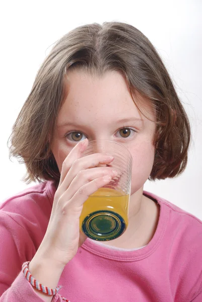 オレンジ ジュースのグラスを飲む若い女の子 — ストック写真