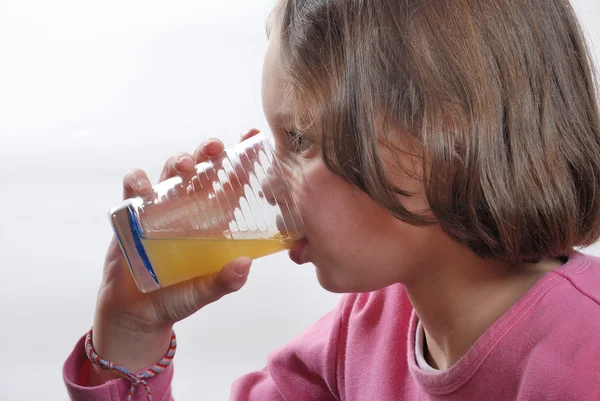 Una ragazza che beve succo d'arancia — Foto Stock